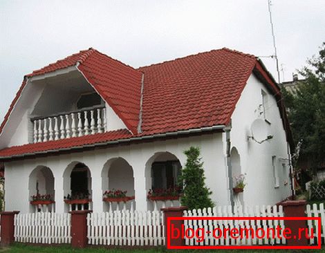 Белый дом с красной черепичной крышей