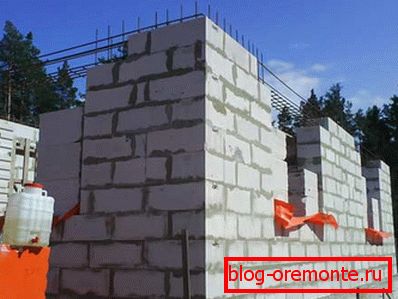 На фото - строительство несущих стен на бетонном фундаменте
