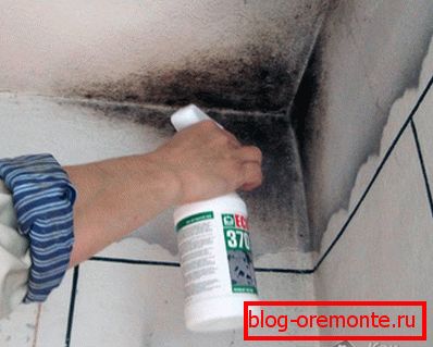 Как очистить потолок от побелки