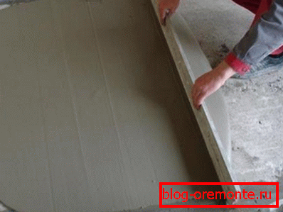 Выравнивание бетонного слоя правилом